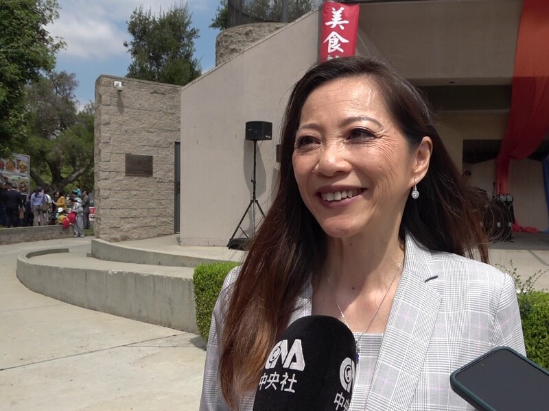 加州約巴林達市議員黃瑞雅（Peggy Huang）表示，川習會期間，台灣議題成為各界注目焦點，她認為台灣是亞洲的民主國家，多數台灣人民認同自己是台灣人而非中國人，這樣的民意應該受到尊重。