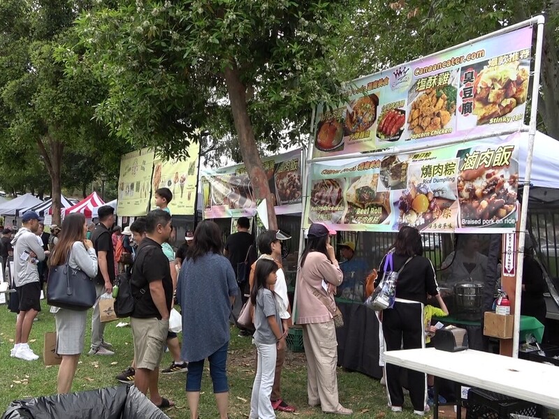 大洛杉磯台灣會館主辦台裔傳統週園遊會，台灣小吃攤位大排長龍。