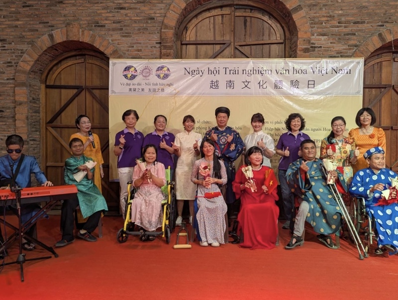 駐胡志明市台北經濟文化辦事處與胡志明市奧黛博物館，16日共同舉辦越南文化體驗活動，胡志明市落葉劑受害者協會成員也帶著小孩一起演出，展現不屈生命韌性。台灣參與者同台獻唱，深化台越理解。圖為觀眾與演出者合影。
（駐胡志明市台北經濟文化辦事處提供）