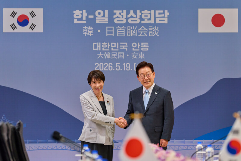 PF
高市早苗到訪韓國安東　與李在明會談（1）
日本首相高市早苗（左）19日訪問韓國、進行2天1夜
的行程，地點選在韓國總統李在明（右）的故鄉慶尚
北道安東，也進行了領袖會談。
（青瓦台提供）
中央社記者楊啟芳首爾傳真　115年5月19日