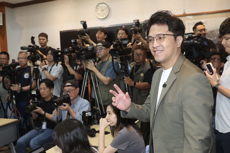 美國國安智庫「詹姆士敦基金會」主席孟沛德(Peter Mattis)25日在立法院與民進黨立委就「川習會後的台
美關係」進行交流，民進黨台北市長參選人、立委沈伯洋(前右)與會。