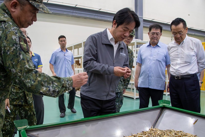 總統賴清德(左2)29日赴高雄視導國防部軍備局生產製造中心第205廠，期勉要讓裝備換發如期如質完
成。（總統府提供）