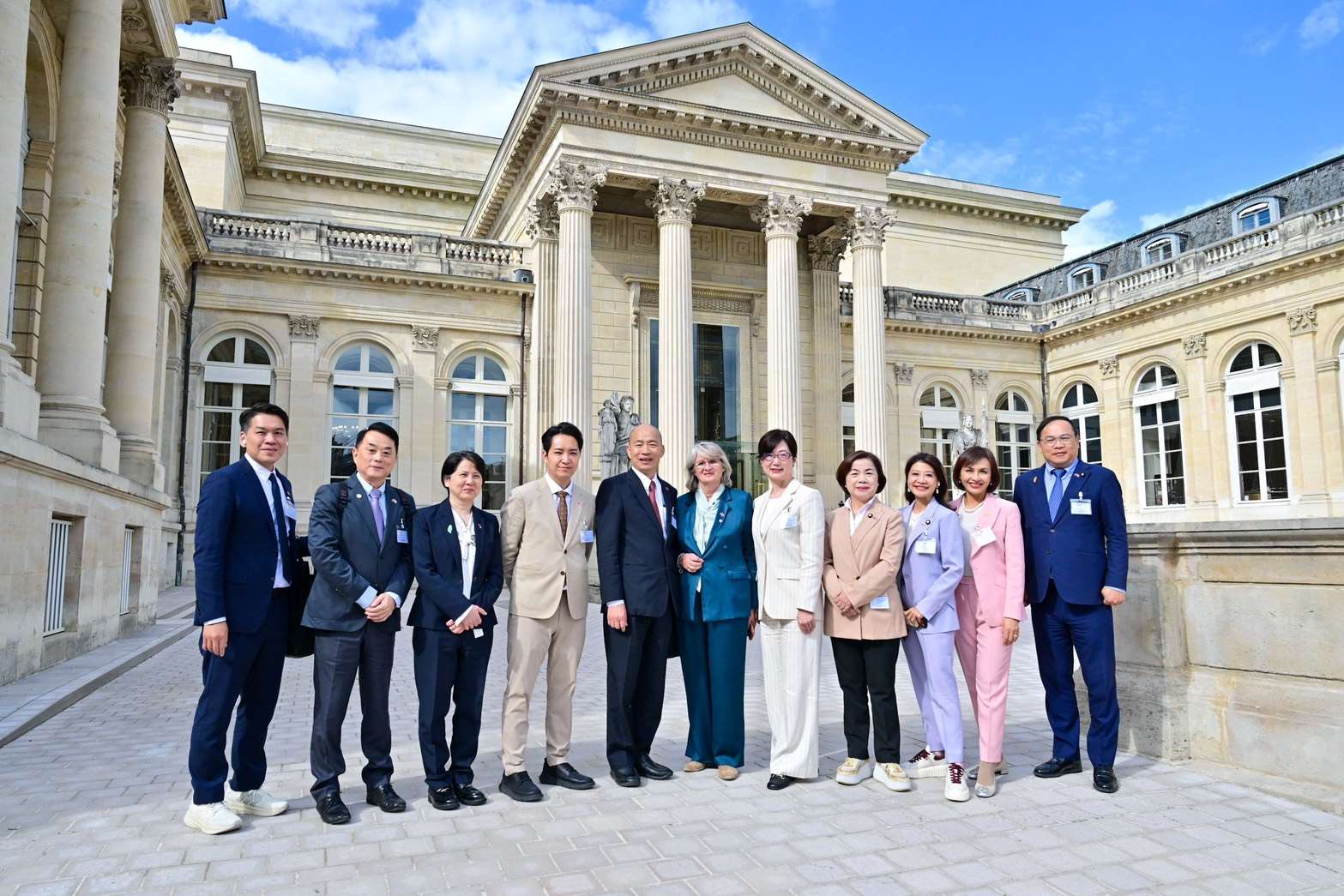 正率團訪問歐洲的立法院長韓國瑜12日下午拜會法國國民議會，並與友台小組主席帕媞斯黛（Marie-Noëlle Battistel）等法國議員交流。（立法院提供）