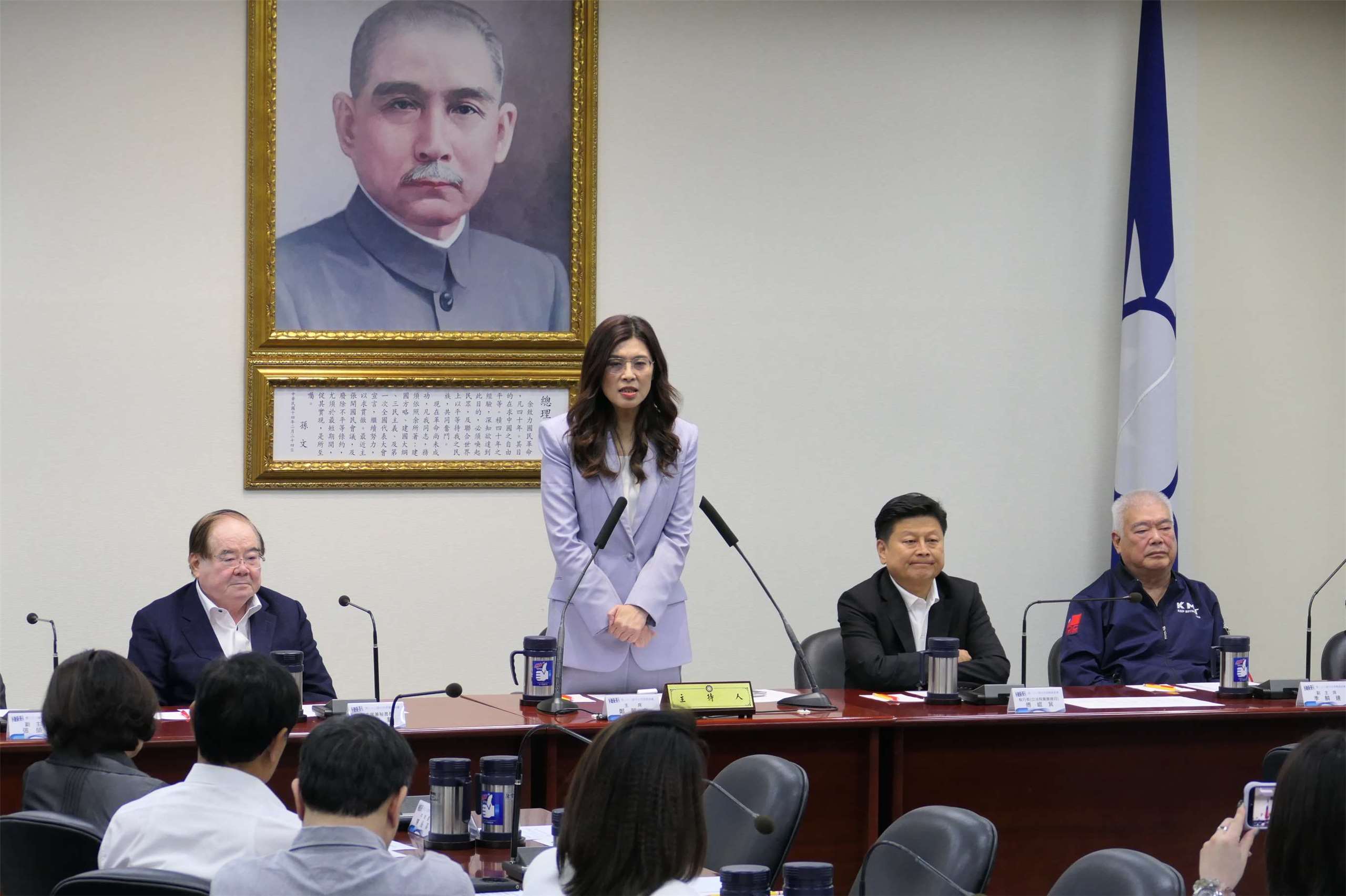 國民黨主席鄭麗文(後左2)今天(6日)在中常會發表談話時表示，經過和民眾黨主席黃國昌、立法院長韓國瑜溝通後，大家一致希望把「新台幣3,800億元+N」中的「+N」，透過立法更具體完整來呈現。(趙婉淳 攝)