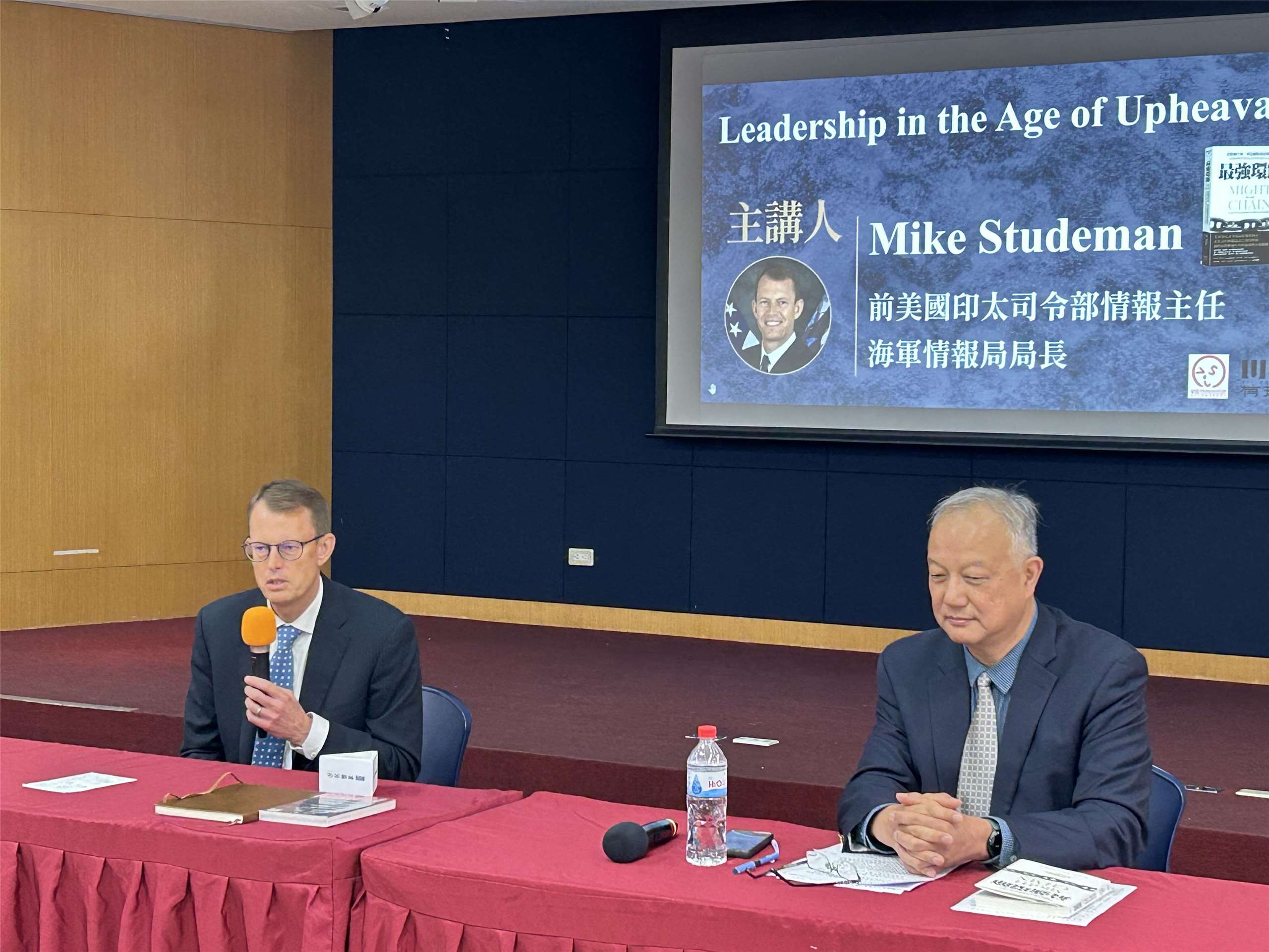前美軍印太司令部情報主任史都德曼(Mike Studeman)(左)今天(1日)出席「面對失序時代，給未來領導人的備忘錄」公開講座，與前海軍司令部副參謀長王國強(右)對談。(趙婉淳 攝)