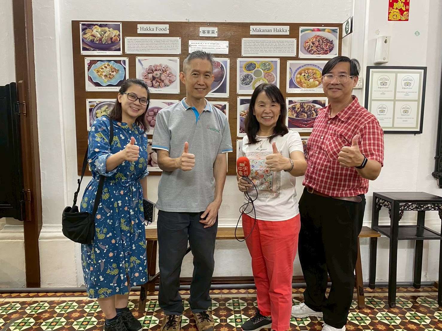 梁孟輝先生(左二)是廣東人，用英文全程導覽，讓我們聽見不一樣的客家故事