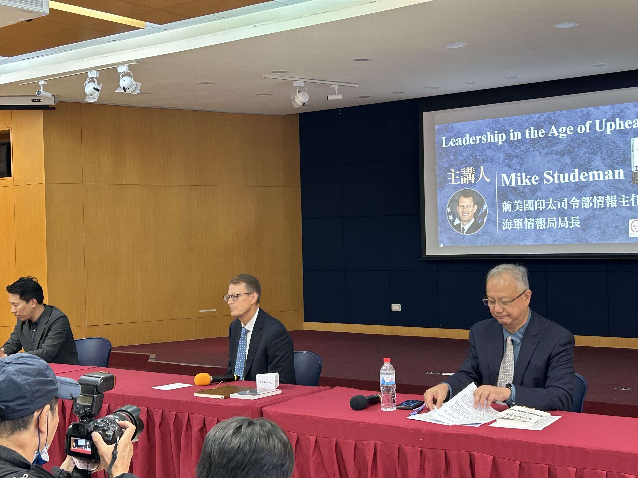前美軍印太司令部情報主任史都德曼(Mike Studeman)(左)今天(1日)出席「面對失序時代，給未來領導人的備忘錄」公開講座，與前海軍司令部副參謀長王國強(右)對談。(趙婉淳 攝)