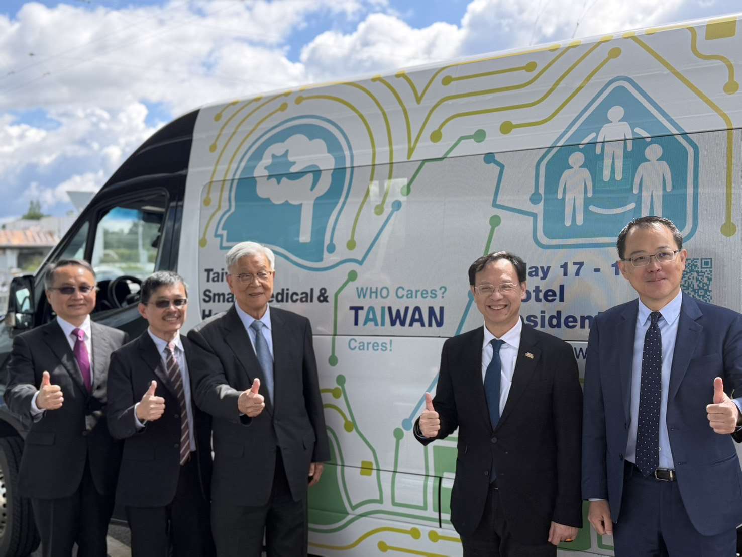 由左至右： 駐WTO代表團黃昭元常任代表、衛福部國際合作組施金水主任、無任所大使吳運東、衛福部長石崇良、駐日內瓦辦事處李冠德處長 。（張雅涵攝）