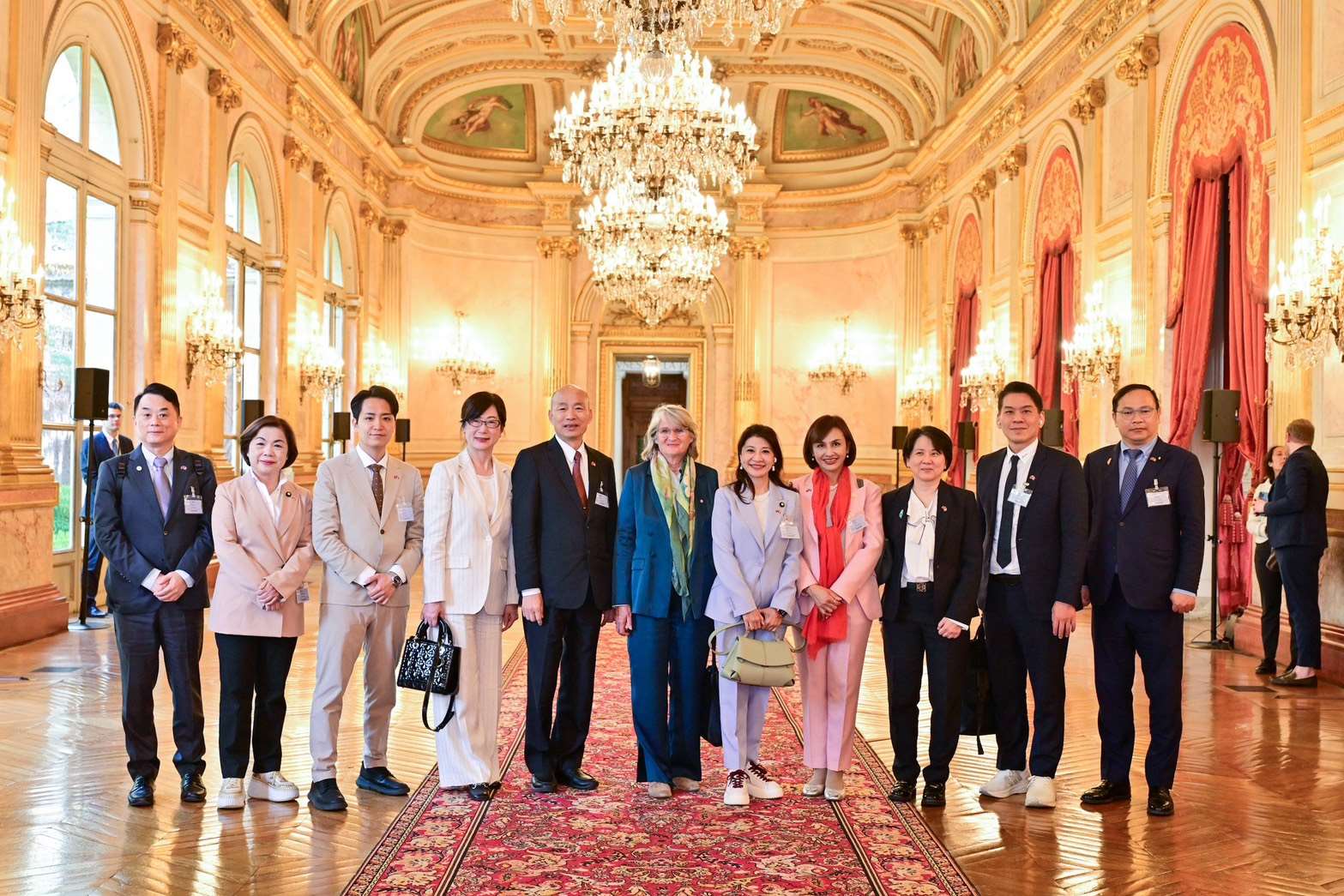 正率團訪問歐洲的立法院長韓國瑜12日下午拜會法國國民議會，並與友台小組主席帕媞斯黛（Marie-Noëlle Battistel）等法國議員交流。（立法院提供）