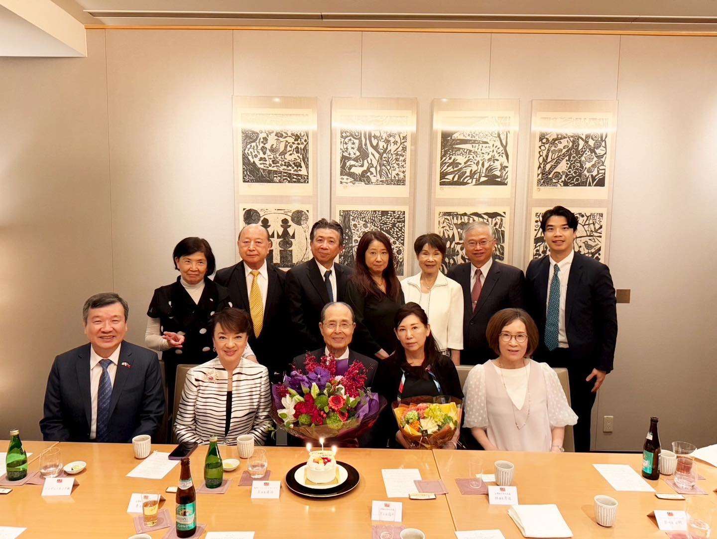 駐日代表處為王貞治慶生，前排左起：駐日代表李逸洋、翁倩玉、王貞治夫婦等。(李逸洋臉書)