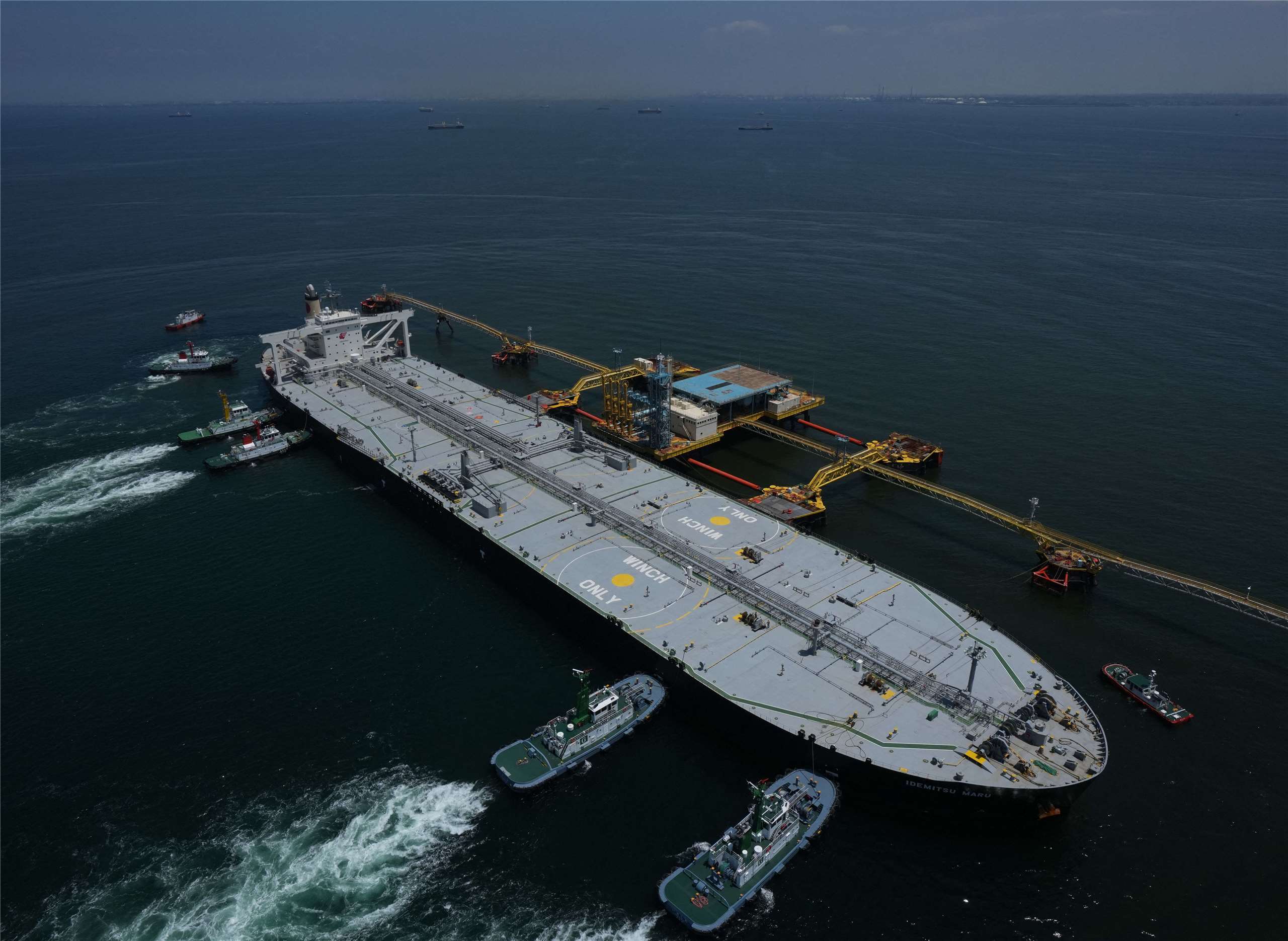 油輪「出光丸」船籍為巴拿馬，為日本大型石油批發公司出光興產集團所管理，航經荷莫茲海峽，並順利抵達日本。圖為抵達日本愛知縣的近海。(讀賣新聞/AFP)