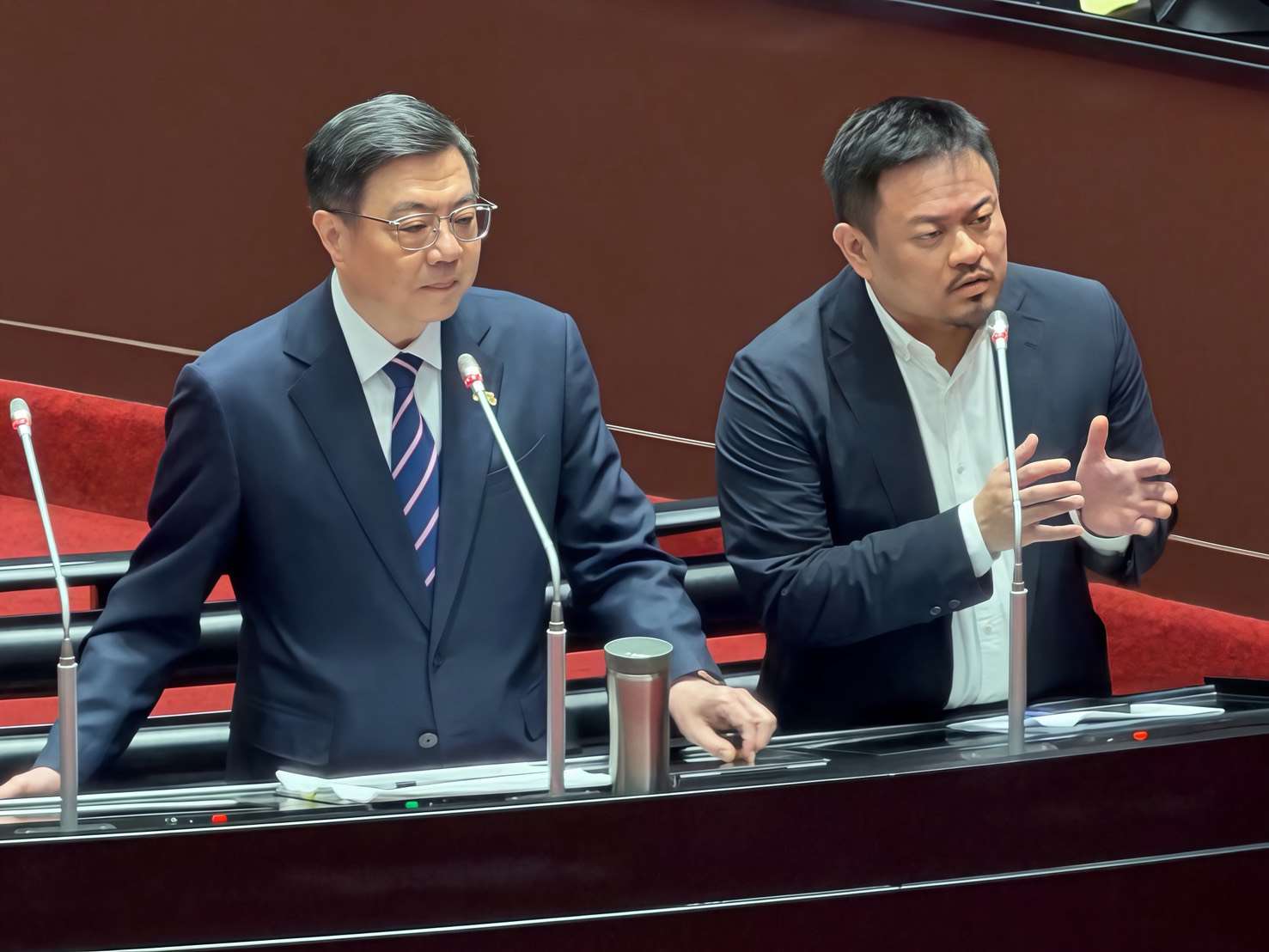 行政院長卓榮泰(左)、勞動部長洪申翰(右)今天(22日)到立法院接受施政總質詢。（鄭佑漢 攝)