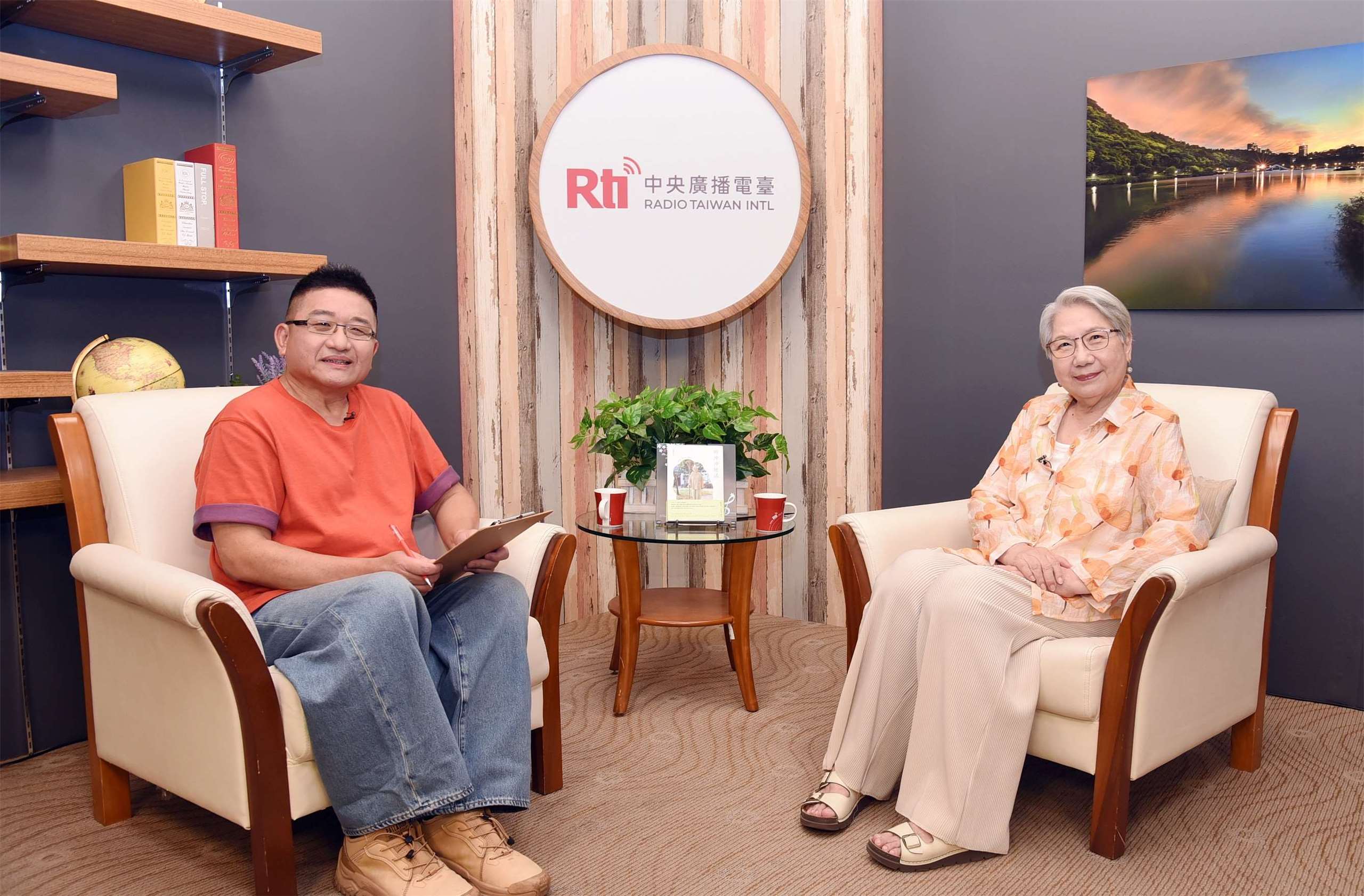 民歌之母陶曉清(右)接受央廣專訪。(江麗華攝)