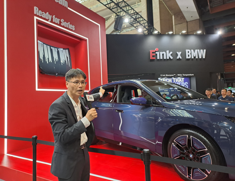 ED
元太展出BMW變色車
台北國際電腦展2日登場，電子紙廠元太科技總經理
洪集茂（圖）現場解說可變色的BMW iX3 Flow Edition
引擎蓋。
中央社記者潘智義攝　115年6月2日