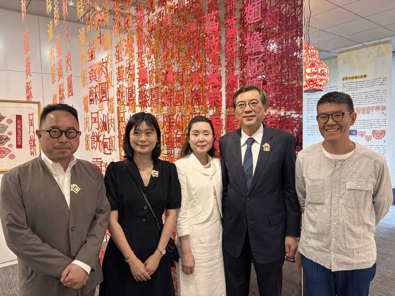 文化部駐日本代表處台灣文化中心主辦的「剪花・綻放－台灣剪紙藝術在馬祖」特展2日開幕。來賓與參展藝術家陳治旭（右1）合影，左起台灣文化中心主任曾鈐龍、策展人洪榆橙，以及駐日副代表周學佑夫婦。
