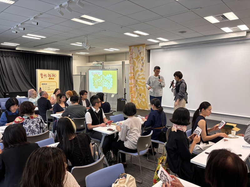 文化部駐日本代表處台灣文化中心主辦的「剪花・綻放－台灣剪紙藝術在馬祖」特展2日開幕，現場舉辦體驗活動，由陳治旭親自帶領來賓體驗剪花創作。