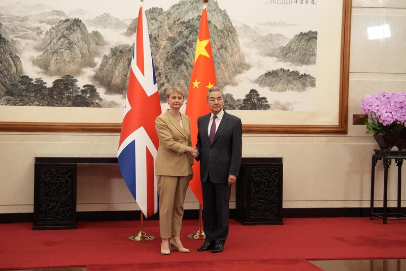 英國外交大臣古柏（左）2日在北京與外交部長王毅（右）舉行第11次英中戰略對話。（英國外交部提供）