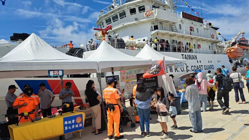 海巡署艦隊分署配合國家海洋日，澎湖海巡隊所配置的1000噸級巡防艦「連江艦」，7日泊靠馬公商港1號
碼頭，吸引大批民眾登艦參觀。