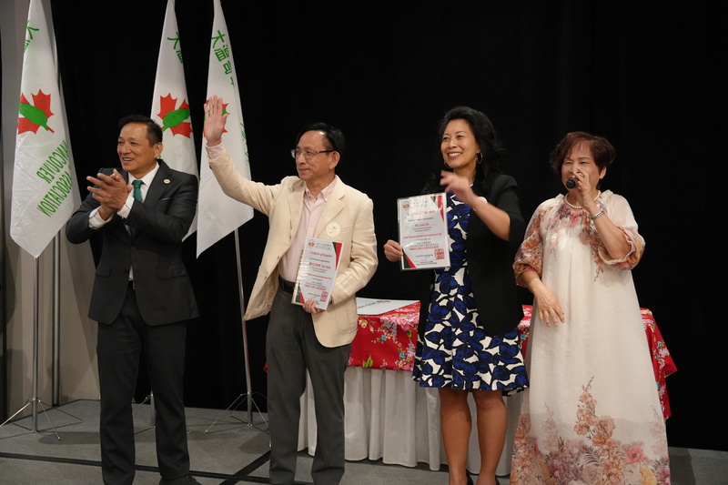 在溫哥華菲律賓慶典汽車撞人事件中，長期無私協助重傷台灣女孩王丰的Lucy Ee（右2），和長年投入社區關懷與歷史記憶傳承的牧師謝大立（左2）榮獲「加拿大台灣社區貢獻獎」。Lucy成為首度非台灣人榮獲此殊榮者。