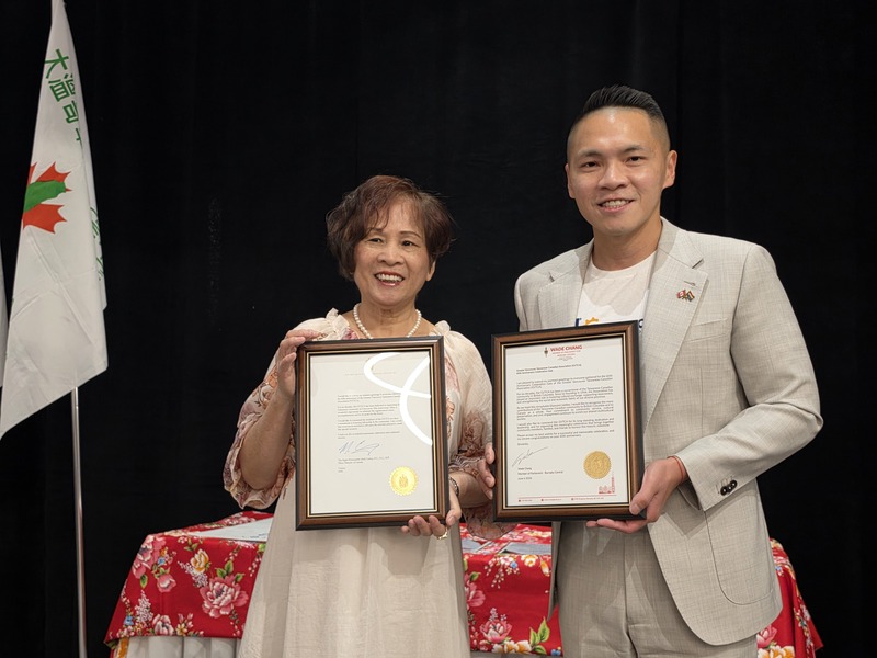大溫哥華台灣同鄉會歡慶60年，加拿大總理卡尼透過聯邦自由黨眾議員張瑋麟（右）送來賀狀，恭喜並讚揚台灣同鄉會長期對加拿大社會的貢獻。同鄉會現任會長吳清桂（左）感謝加拿大朝野各界肯定。