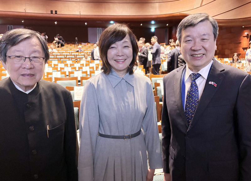 由台灣國立政治大學安倍晉三研究中心主辦的「安倍晉三與現代日本研究國際論壇」9日在東京舉行。安倍晉三夫人安倍昭惠（中）、總統府資政邱義仁（左）與駐日代表李逸洋合影。