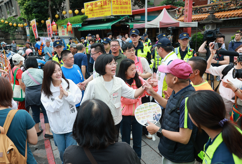 民進黨新北市長參選人蘇巧慧（中）表示，新時代的新北市長需要活力、創意與未來感，更要帶領新北在AI時代與世界競爭，她將持續以這樣的路線爭取支持。