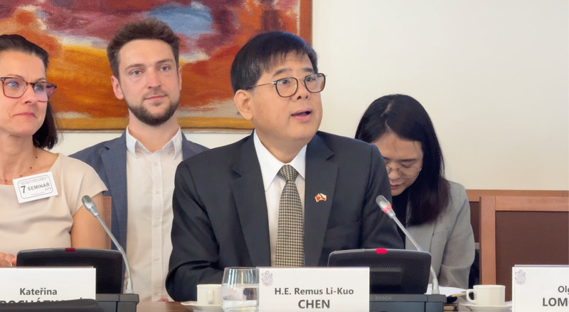 捷克眾議院18日舉行「捷克與台灣至今的合作成果」會議。駐捷克代表陳立國出席並分享雙邊關係發展的歷史軌跡，他說：「捷克是台灣在歐洲最親密的夥伴之一。」