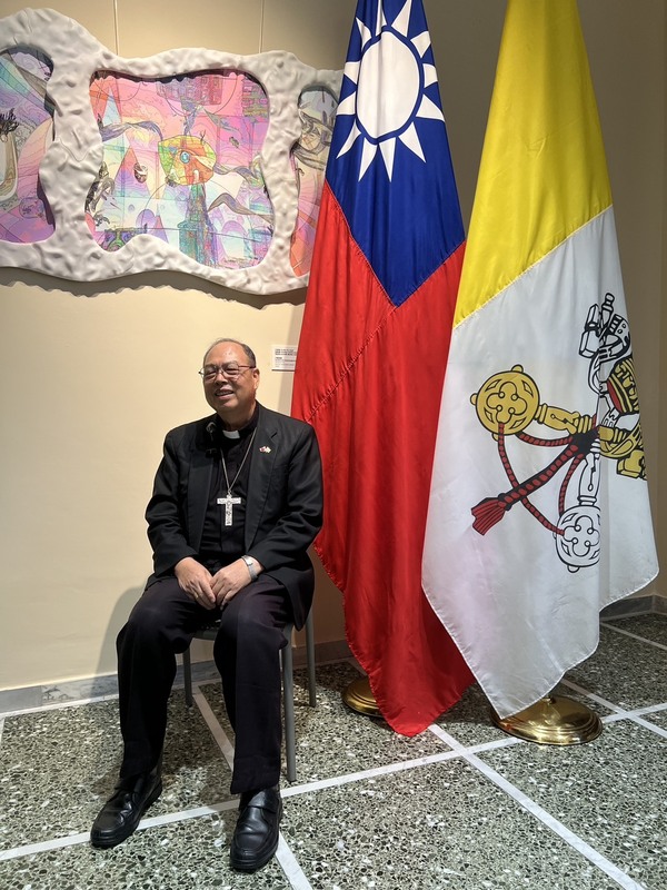 花蓮教區主教黃兆明向教宗介紹台灣的吳若石神父足療法，在許多國家都受到喜愛與歡迎。