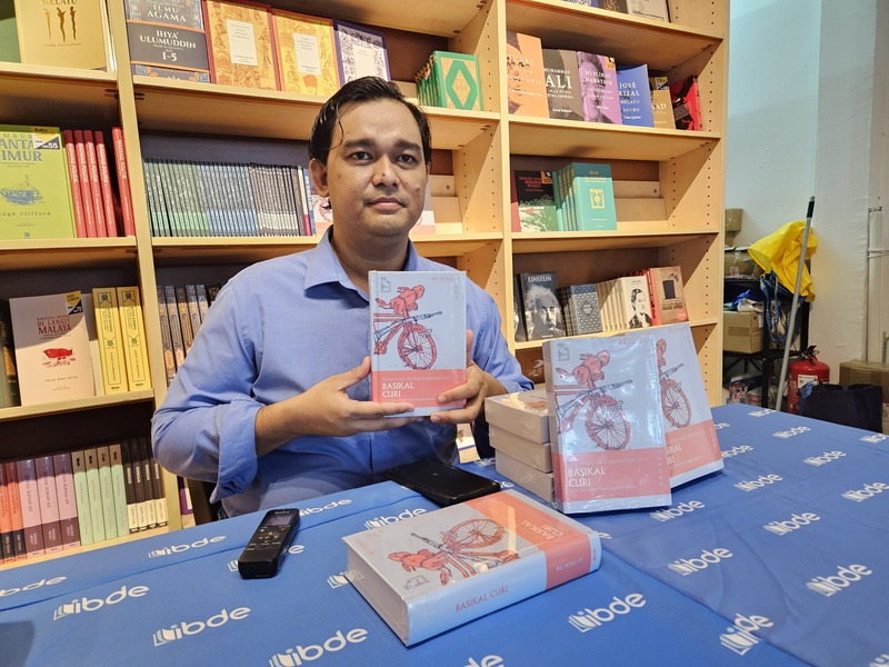 馬來西亞出版社IBDE首度將台灣作家吳明益的「單車失竊記」翻譯為馬來文出版。專案經理阿布都拉（圖）表示，將台灣長篇小說引介給馬來讀者，對當地出版界而言是一項全新嘗試。