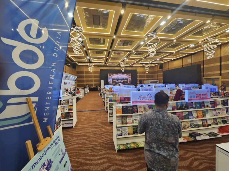 吉隆坡國際書展於從5月29日至6月7日舉行，吸引逾240萬人參與馬來西亞的年度閱讀盛事。圖為吉隆坡國際書展中陳列大學出版專書區域。攝於6月7日。
