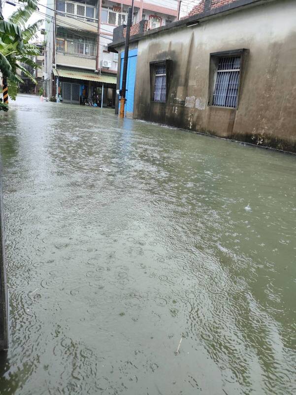 受到颱風米克拉北移及西南風增強影響，屏東25日起連2天強降雨致排水不及，漫入新園鄉港西村民宅。（民眾提供）