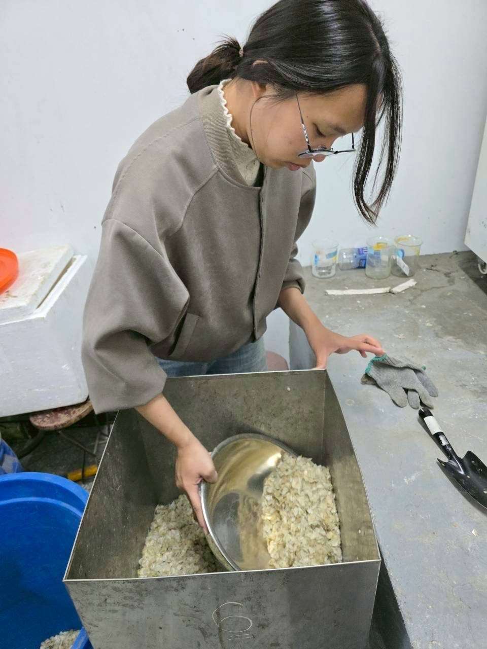 崑山科大環工系陳采蘋同學在校內進行實作，將實驗所需的魚鱗前置處理。(圖：崑山科大提供)