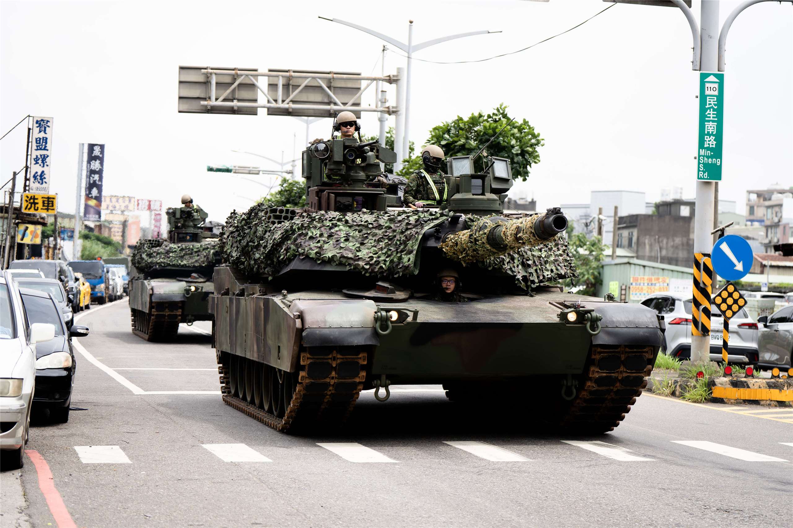 陸軍584旅所屬兩輛M1A2T戰車，於桃園大園市區實施戰術機動任務。(楊仁翔 攝)