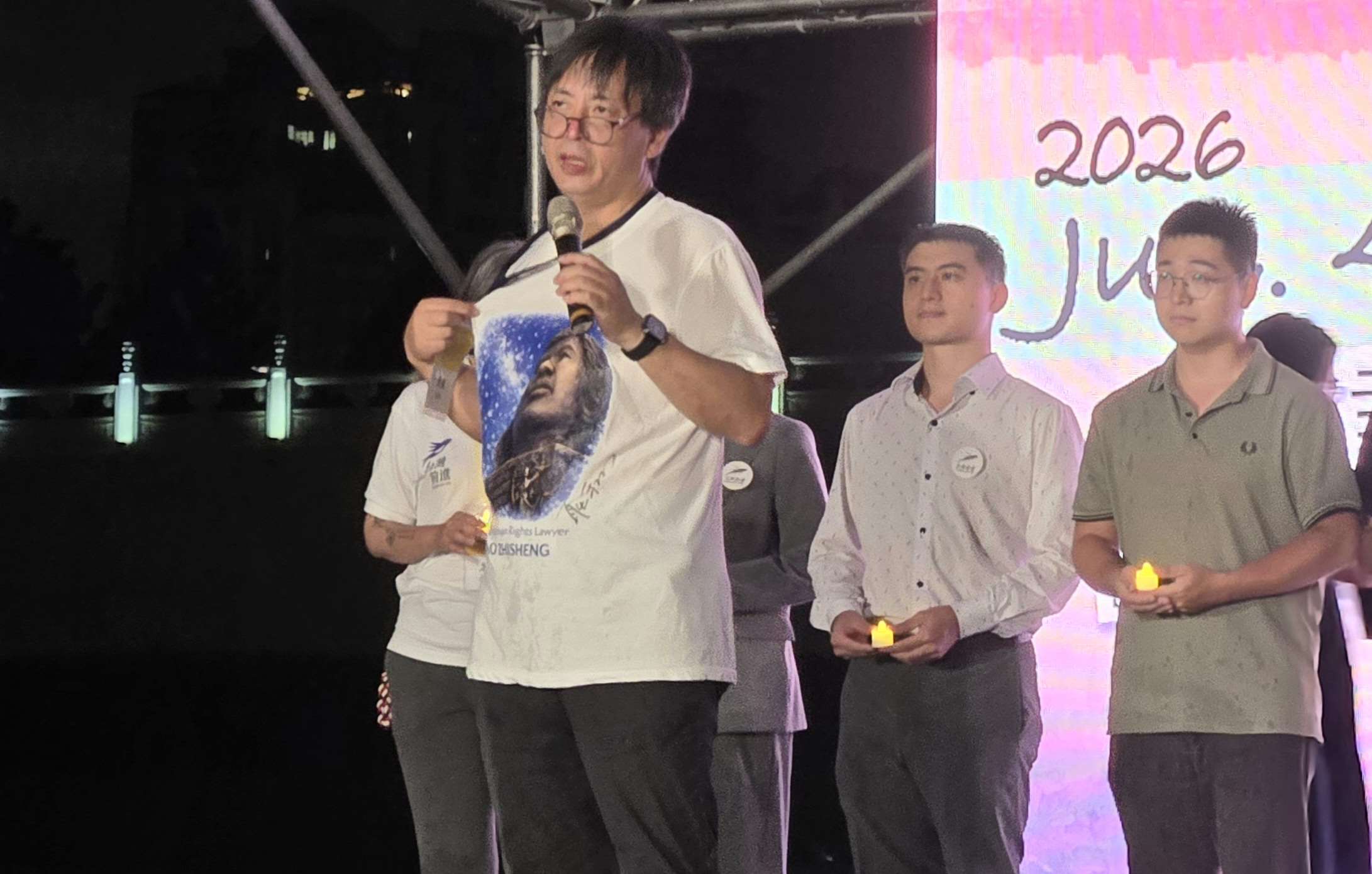 八九民運學生領袖封從德告訴現場民眾，身上T恤的圖像，是已失蹤8年多的中國人權律師高智晟，衣服上還有高智晟太太耿和的簽名。(程寬仁 攝)