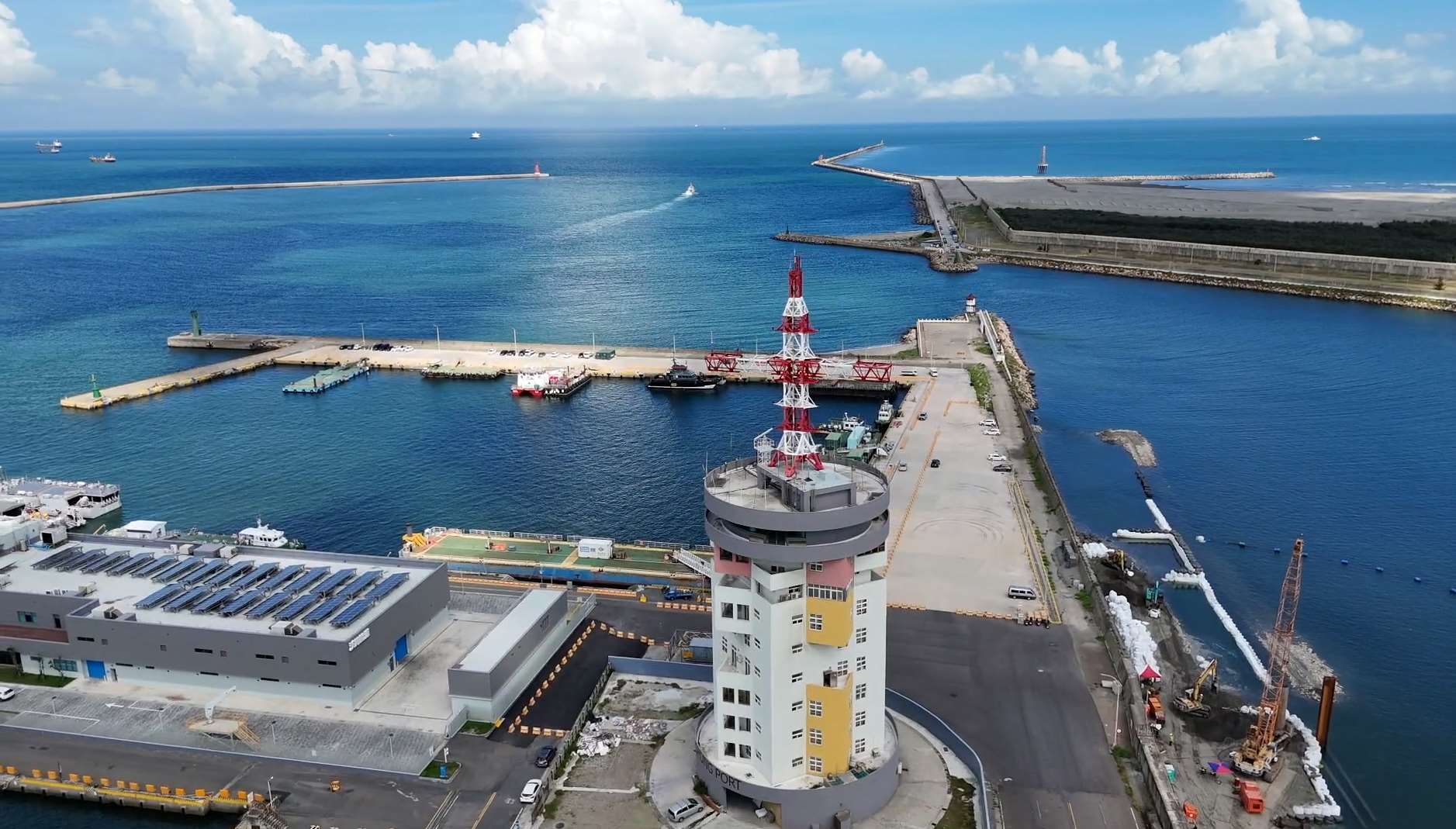 台中港信號台配置的高解析度及熱影像監控攝影機，精準監控港口關鍵水域動態。(台灣港務公司提供)