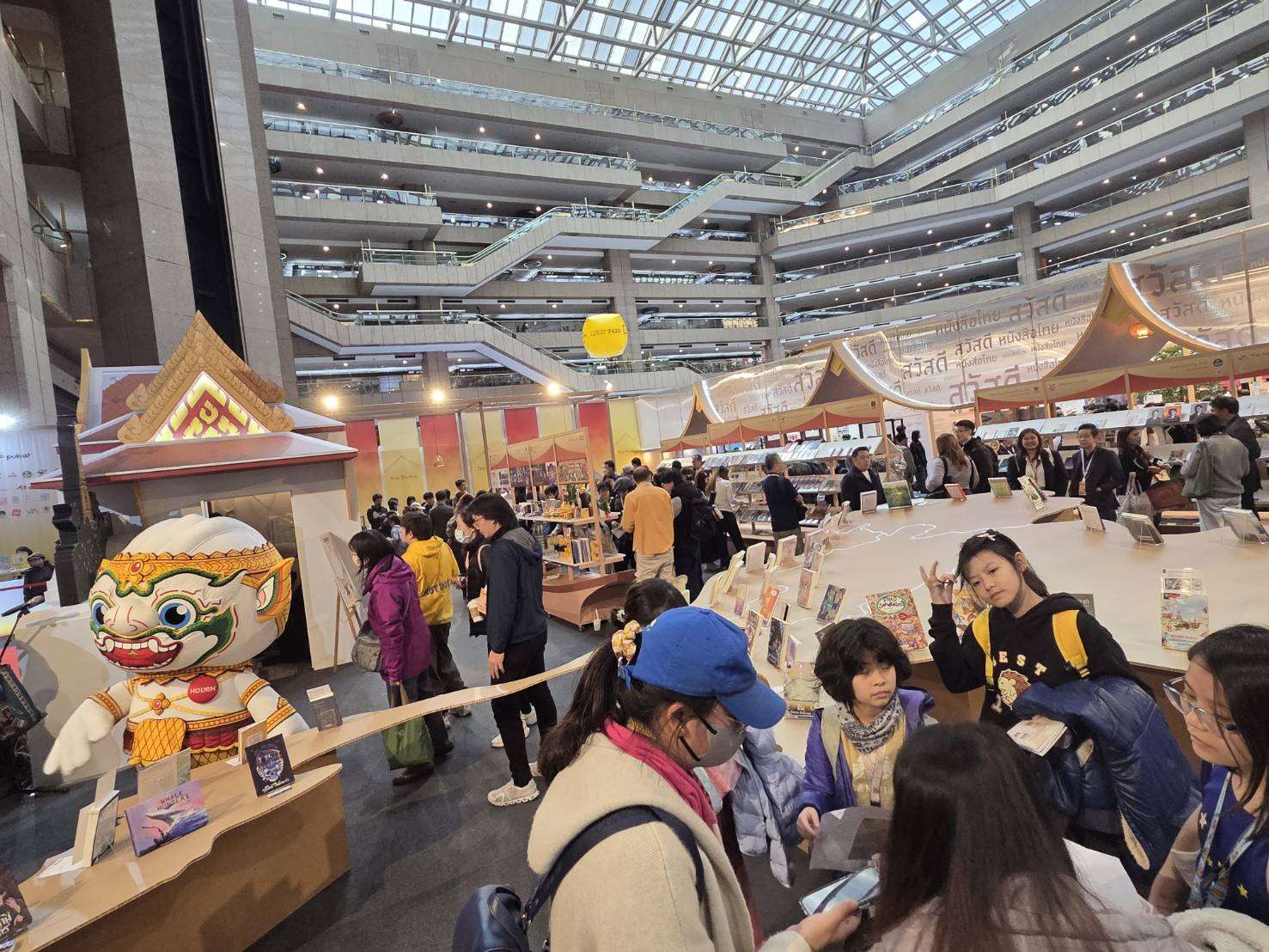 2026台北國際書展主題國泰國館以「CreaTHAIvity 創意泰式生活」為策展主軸，匯聚文學、童書、插畫創作等精彩作品，吸引相當多讀者佇足參觀。(江昭倫 攝)