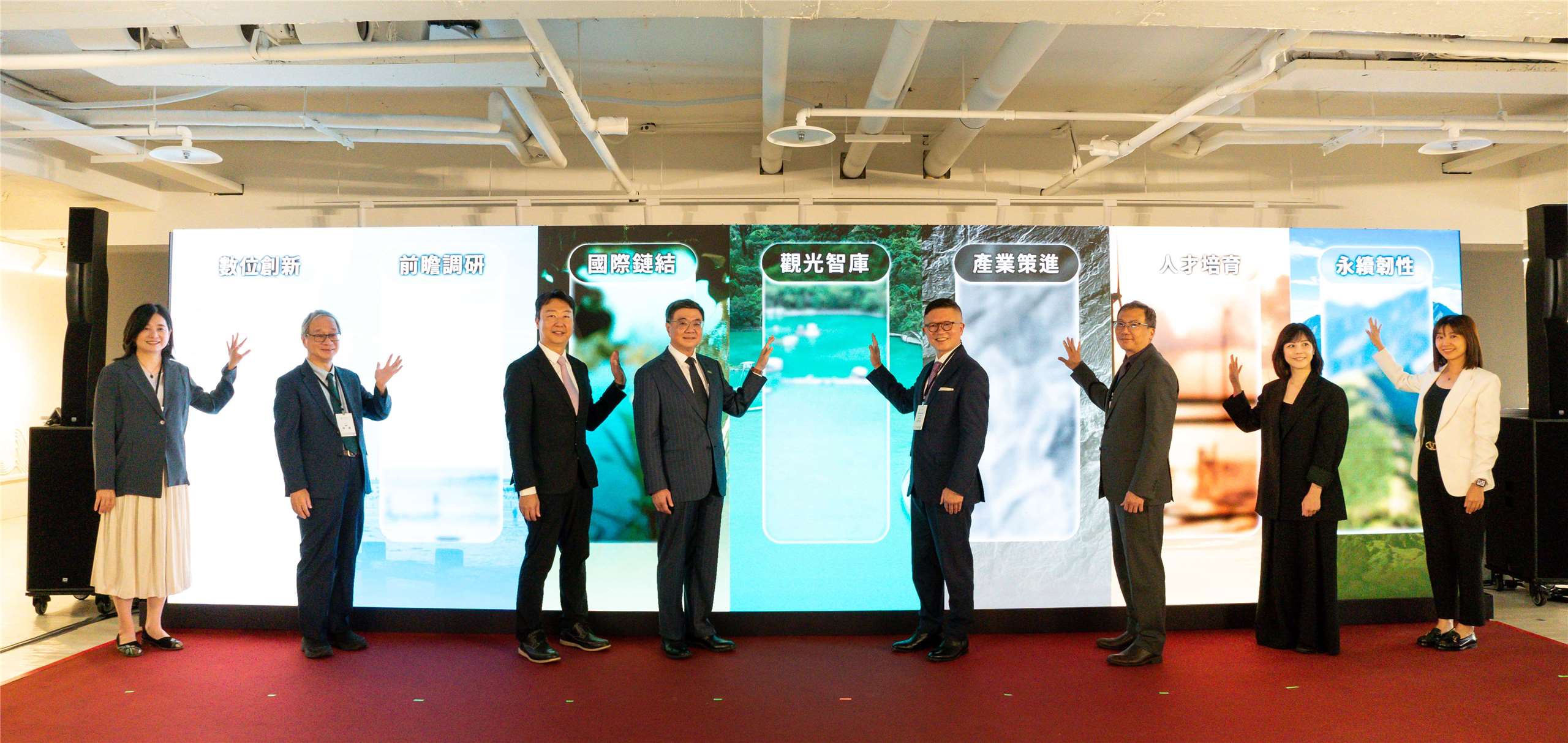 「財團法人台灣觀光研訓院」22日正式揭牌，由沈方正(中右)擔任董事長、楊勝評(右3)擔任院長。包括行政院長卓榮泰(中左)、交通部長陳世凱(左3)、文化部長李遠(左2)、觀光署長陳玉秀(左)都出席見證台灣觀光邁向嶄新的里程碑。(圖 : 台灣觀光研訓院提供)