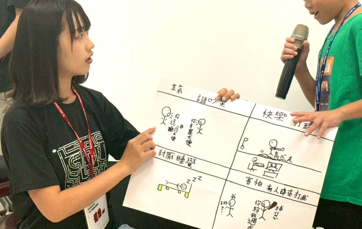以「體驗老人的生活世界」為主題的「2025時光魔法學院」體驗營，邱琬寧同學擔任營會總召，與孩童們渡過充滿活力與創意學習的時光。(圖：聖約翰科大提供)