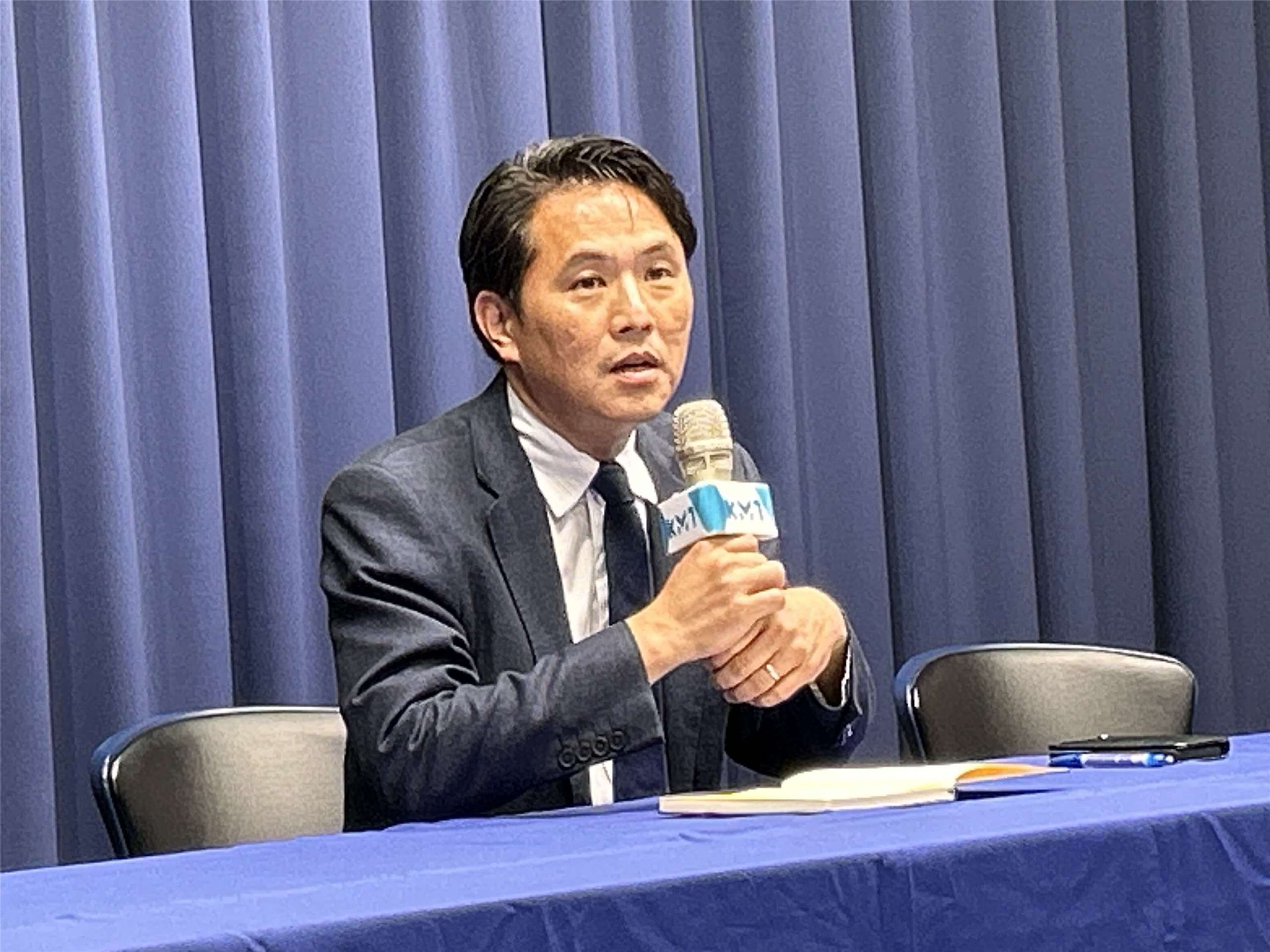 國民黨文傳會主委陳以信今天(1日)在中常會後接受媒體受訪。（趙婉淳 攝）