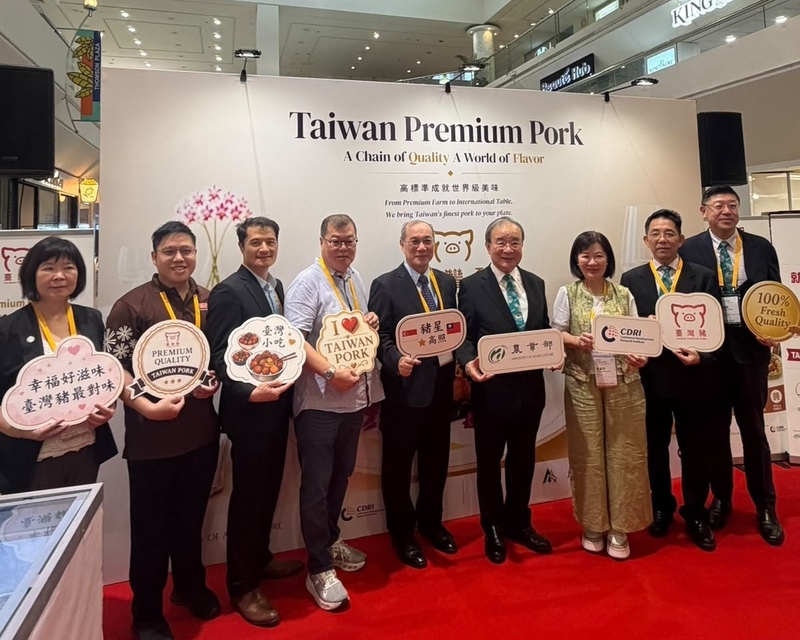 駐新加坡副代表吳文齡（左5）1日指出，台灣有完善農業生產體系與嚴格食安標準，台灣豬肉安全標準經得起國際市場最嚴格檢驗。
（駐新加坡代表處提供）