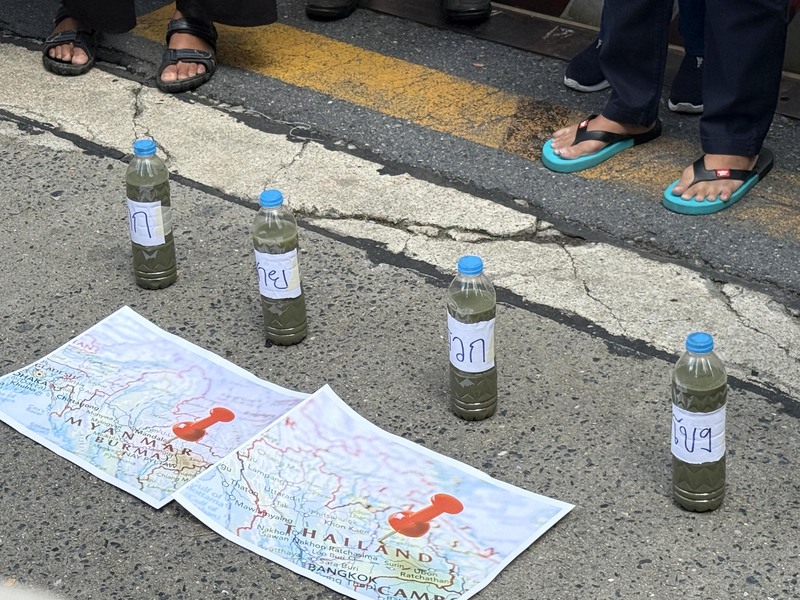 泰國民團赴中國使館抗議，呼籲為中資跨境污染負責。民眾展示裝有象徵混濁河水及地圖，象徵緬甸境內中資礦場造成的跨境污染已影響泰國河川。