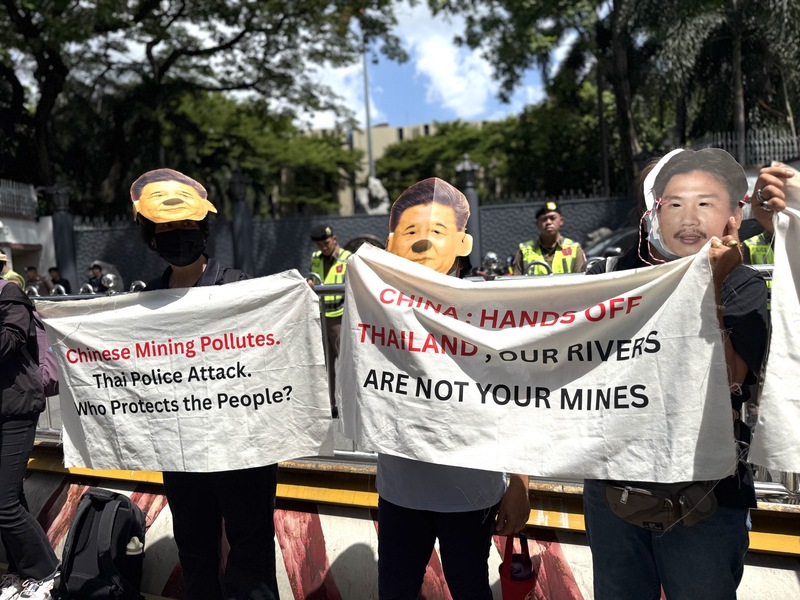 泰國民團在中國駐泰國大使館前抗議，有人戴上中國國家主席習近平肖像面具，手舉標語，譴責警方驅散示威民眾，並要求中國正視中資礦場造成的跨境污染。