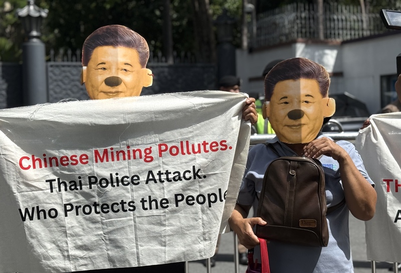 泰國民團8日在中國駐泰國大使館前高舉標語，呼籲中國停止破壞泰國河川，並為跨境污染及相關環境衝擊負起責任。