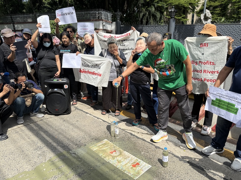 泰國民團赴中國使館抗議，泰國抗議民眾將象徵污染的混濁水倒在泰國地圖上，象徵中資礦場造成的跨境污染影響泰國河川。