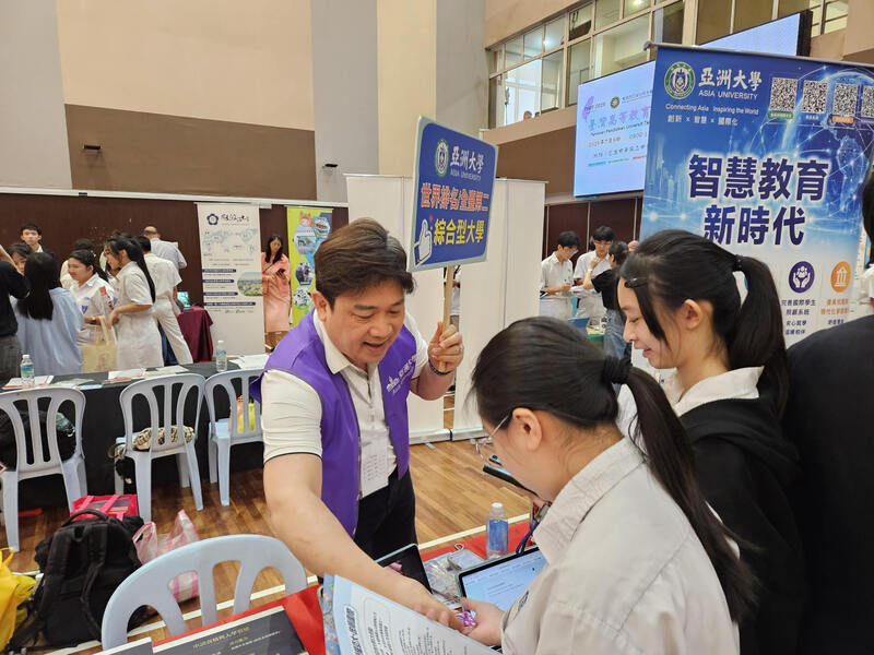 2026年台灣高等教育展9日在馬來西亞巴生開幕，吸引大批學生穿梭各大學攤位了解升學資訊。