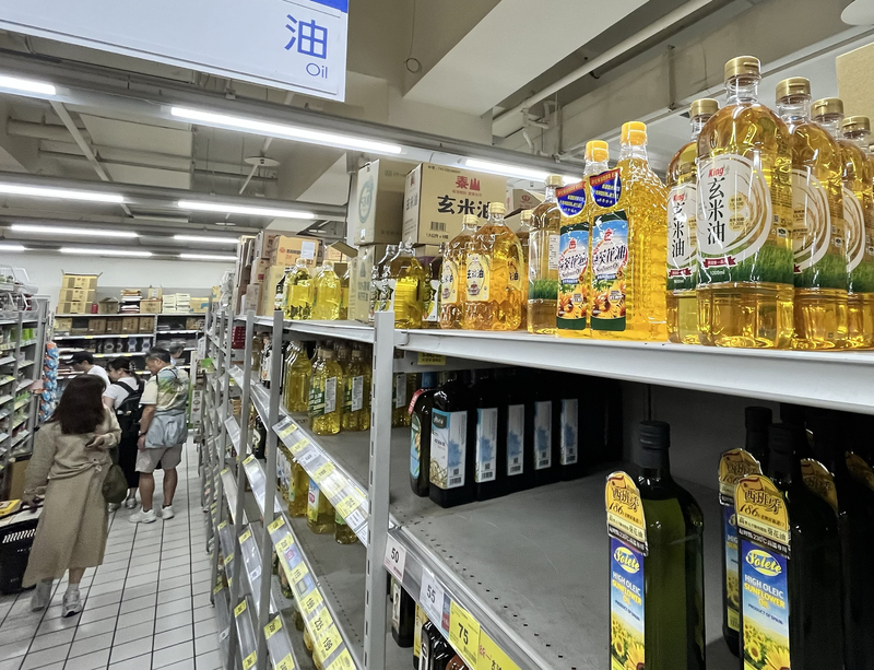 MD
食藥署將公布油品再上架原則（2）
中聯油品致癌物超標衍生食安爭議，食藥署13日將公
布先前預防性下架品項的再上架原則，衛福部次長林
靜儀指出，會依照7月9日相關採樣的標準，站在科學
證據與食安標準，確認哪些產品屬於可重新上架的。
圖為台北市連鎖賣場架上油品。
中央社記者趙世勳攝　115年7月13日
