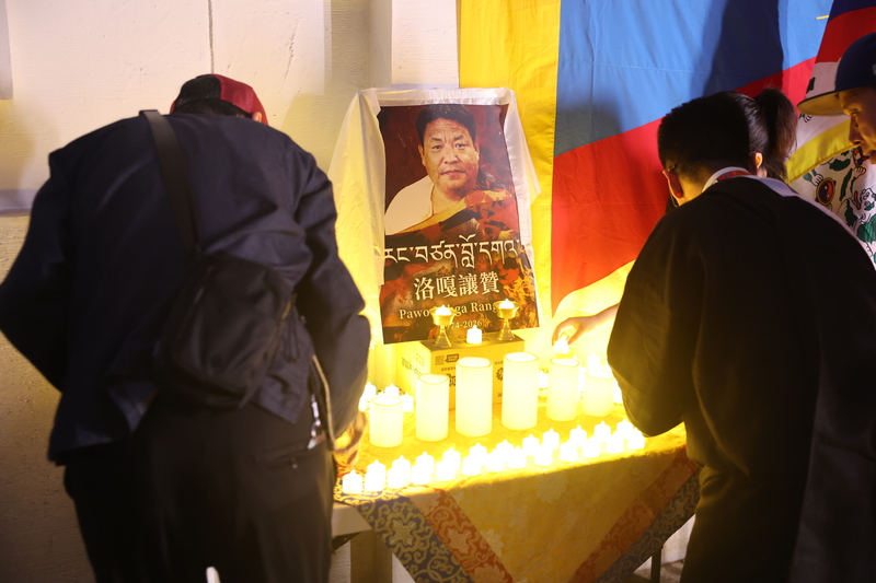 多個人權團體15日晚間在台北自由廣場舉辦「追悼洛嘎讓贊供身自焚 抗議中共民族團結促進法」活動，除藉這集會追悼自焚的流亡藏人洛嘎讓贊外，也呼籲應團結抵抗中國暴政等。圖為與會民眾依序向洛嘎讓贊遺像致意。