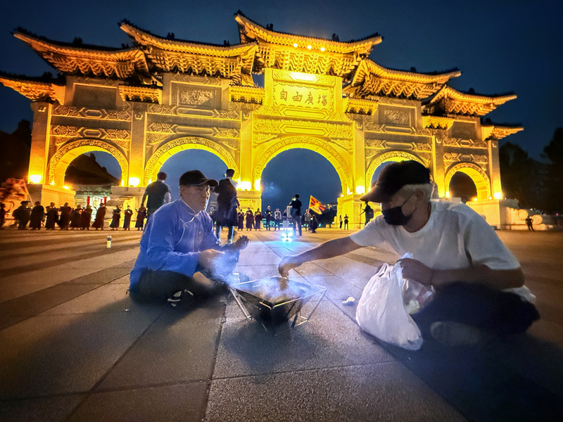 由達賴喇嘛西藏宗教基金會、西藏台灣人權連線等人權團體15日在台北自由廣場共同舉辦「追悼洛嘎讓贊供身自焚 抗議中共民族團結促進法」活動，出席活動的藏人以藏傳佛教傳統的『煙供』儀式祈福，超薦為爭取西藏自由而犧牲的同胞，並為西藏的和平與自由祈願。