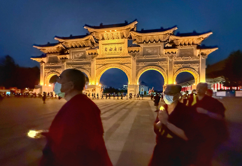 由數個在台藏人團體等合作舉辦的「追悼洛嘎讓贊供身自焚 抗議中共民族團結進步促進法」活動15日晚間在台北自由廣場舉行，現場由多名喇嘛引導，率與會者一同繞行念誦以祭亡魂。