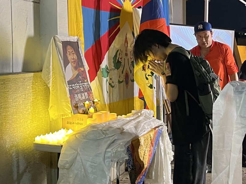 達賴喇嘛西藏宗教基金會、在台藏人福利協會、西藏台灣人權連線與數個民間社團15日晚間在自由廣場集會，追悼美國紐約聯合國總部前自焚者洛嘎讓贊（Loga Rangzen），與會者在追悼桌前獻上白色哈達。
